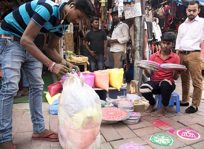 Diwali in India | venditori di Rangoli a Central Market