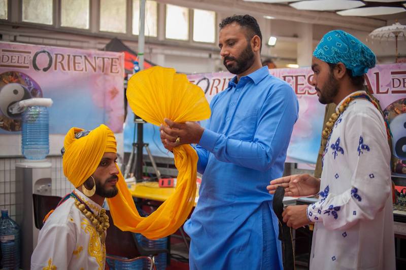 Danze indiane Bhangra dal Punjab preparazione del turbante