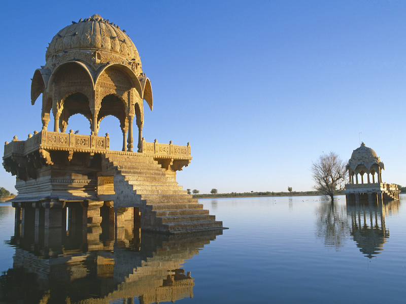 Viaggio a Jaisalmer | SusIndia Viaggi | chhatri nel lago Gadisar